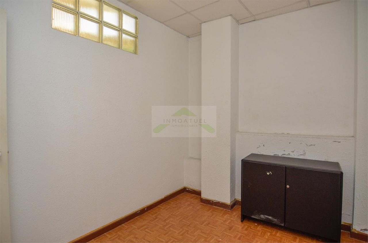 Foto 9 Local comercial de 37m2, zona Monte Alto.- 