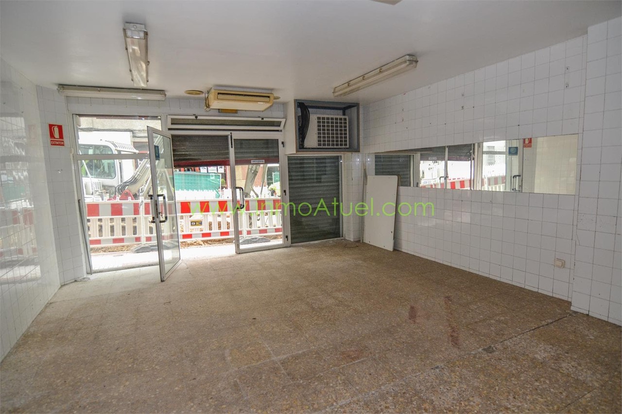 Foto 2 Local comercial de 84m2, zona Sagrada Familia.- 