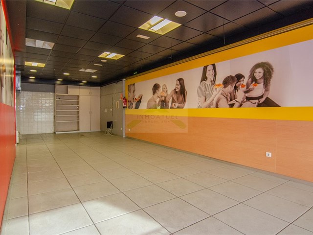 Local comercial sobre Ronda de Outeiro, a 350 metros de la estación de trenes. - A Coruña