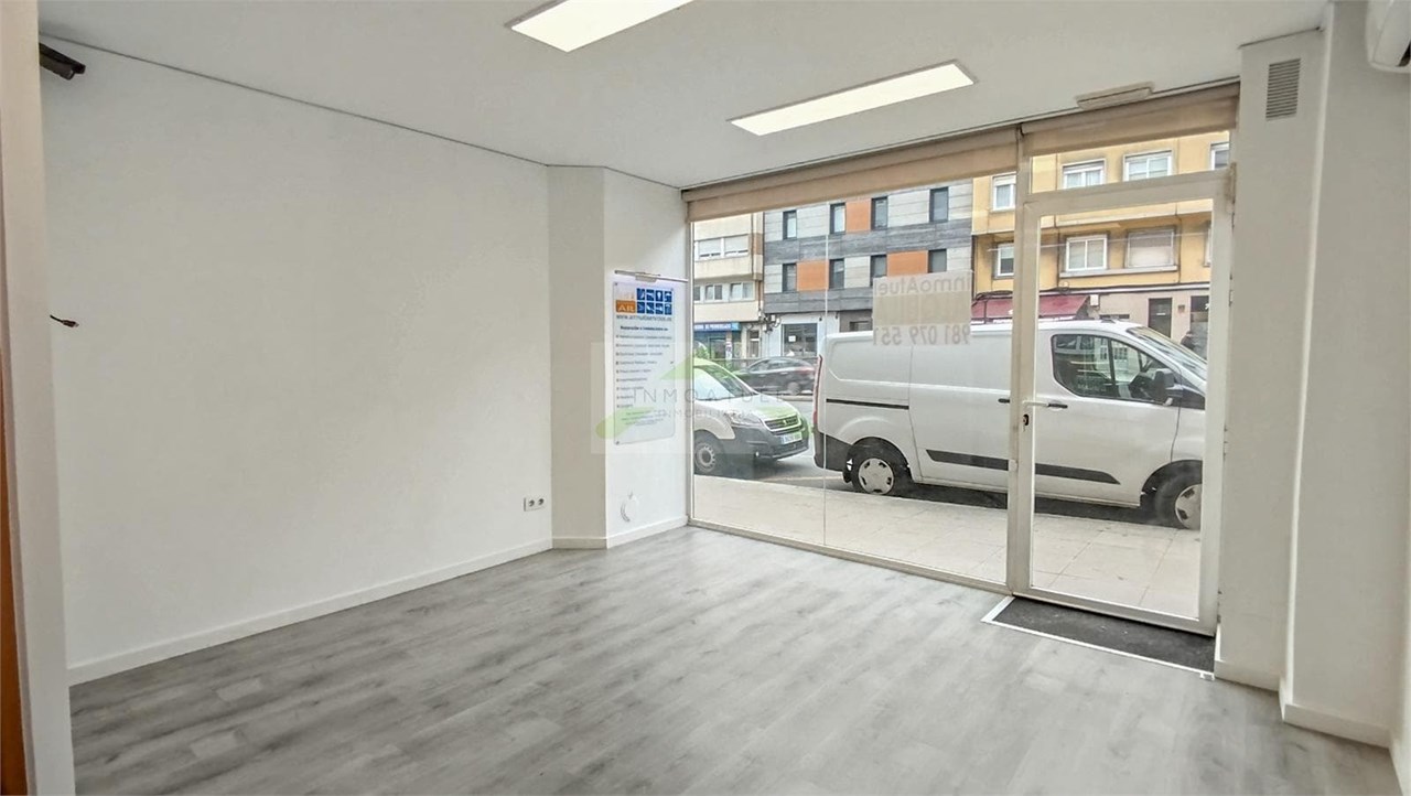 Foto 4 Local de 16m2 ubicado en la Rda. Outeiro (paso muy elevado de peatones y vehículos por su puerta).