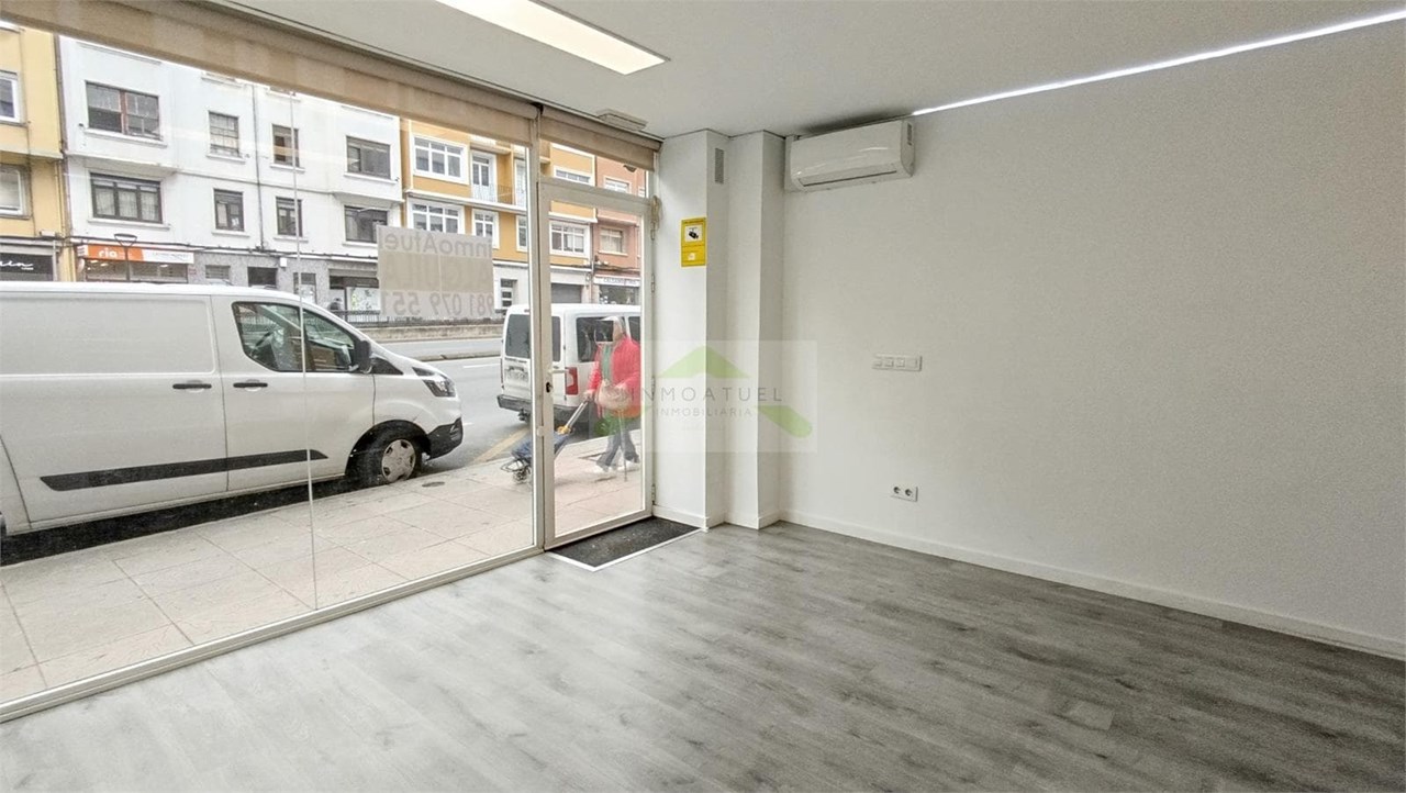 Foto 5 Local de 16m2 ubicado en la Rda. Outeiro (paso muy elevado de peatones y vehículos por su puerta).