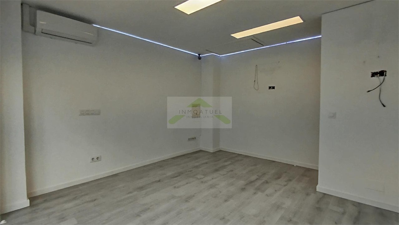 Foto 6 Local de 16m2 ubicado en la Rda. Outeiro (paso muy elevado de peatones y vehículos por su puerta).