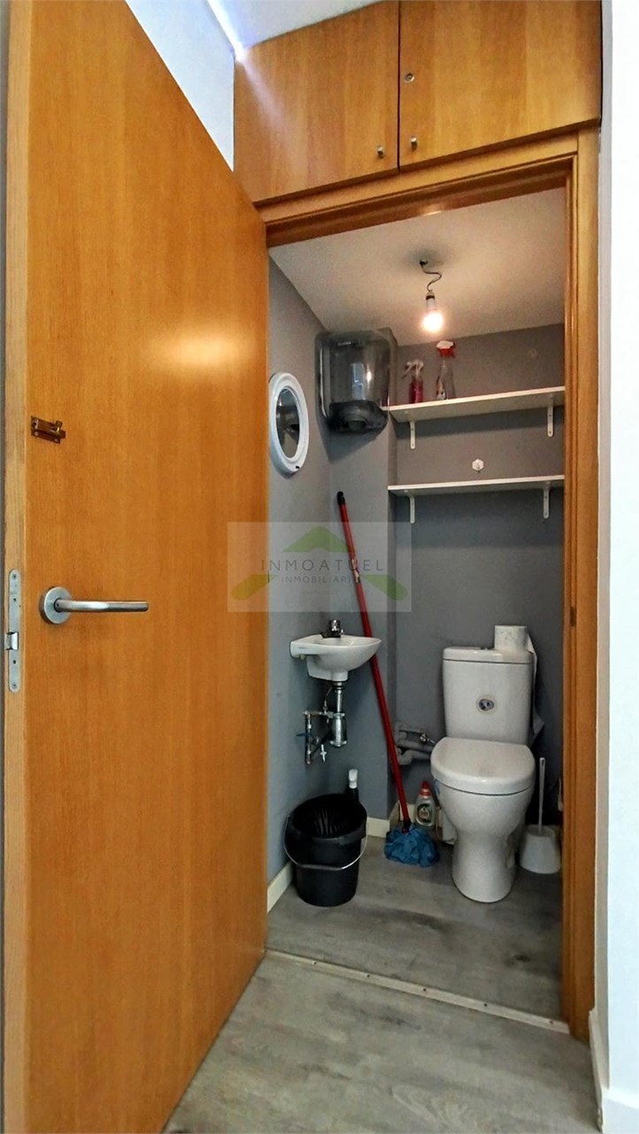 Foto 7 Local de 16m2 ubicado en la Rda. Outeiro (paso muy elevado de peatones y vehículos por su puerta).