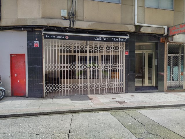 Local  de 75m2 (actualmente cafetería con licencia), zona Mallos a solo 550m de la Estación. - A Coruña