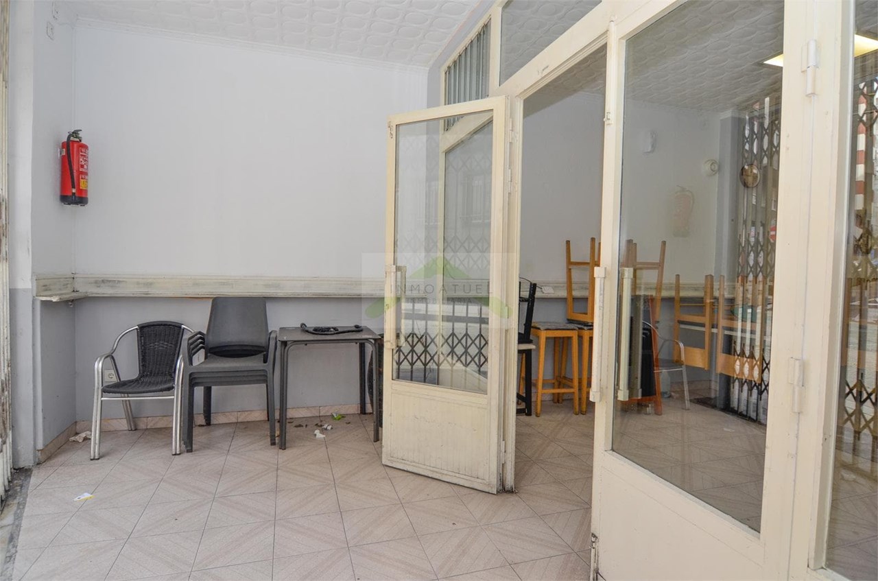 Foto 2 Local  de 75m2 (actualmente cafetería con licencia), zona Mallos a solo 550m de la Estación.