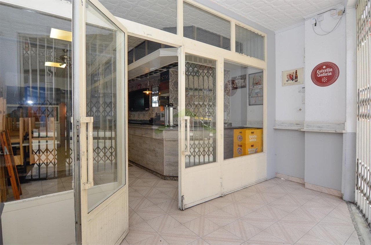 Foto 3 Local  de 75m2 (actualmente cafetería con licencia), zona Mallos a solo 550m de la Estación.