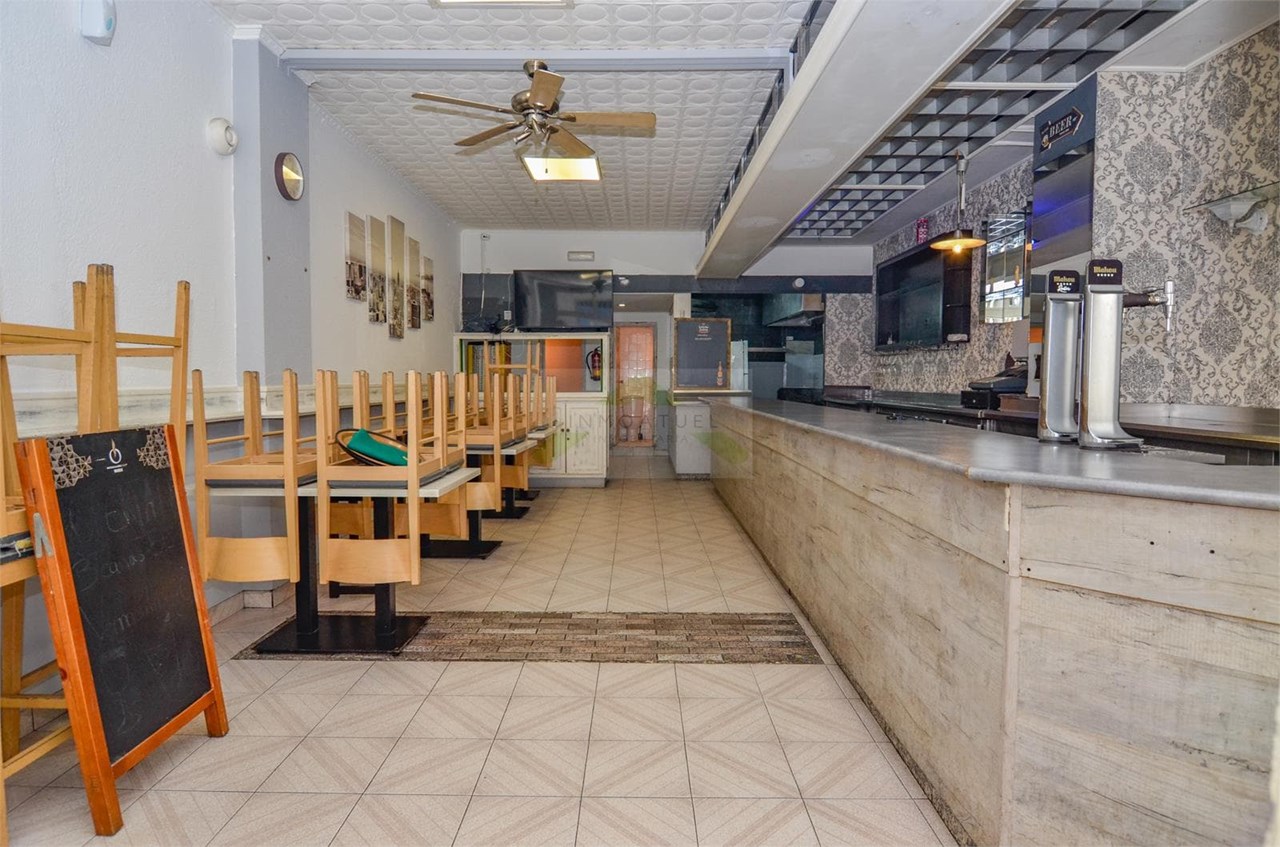 Foto 4 Local  de 75m2 (actualmente cafetería con licencia), zona Mallos a solo 550m de la Estación.