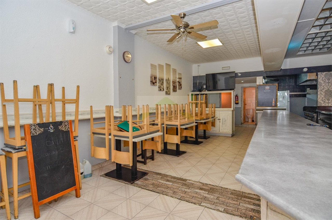Foto 6 Local  de 75m2 (actualmente cafetería con licencia), zona Mallos a solo 550m de la Estación.