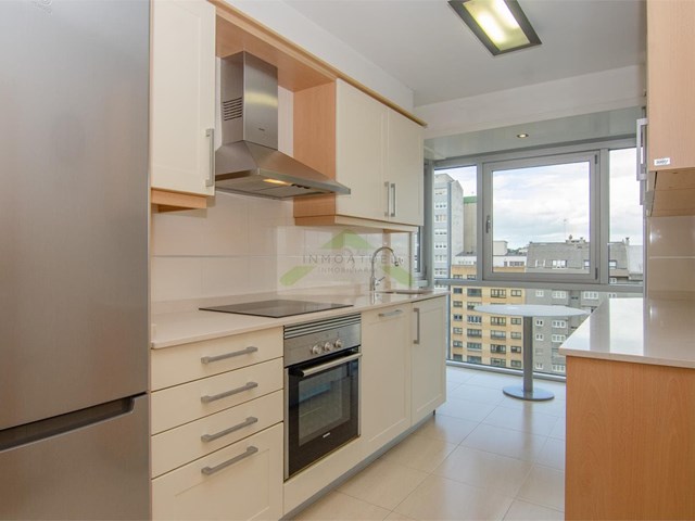 OPORTUNIDAD.- Parque de Vioño.- Piso exterior y luminoso de 79m2 con garaje y trastero.-   - A Coruña