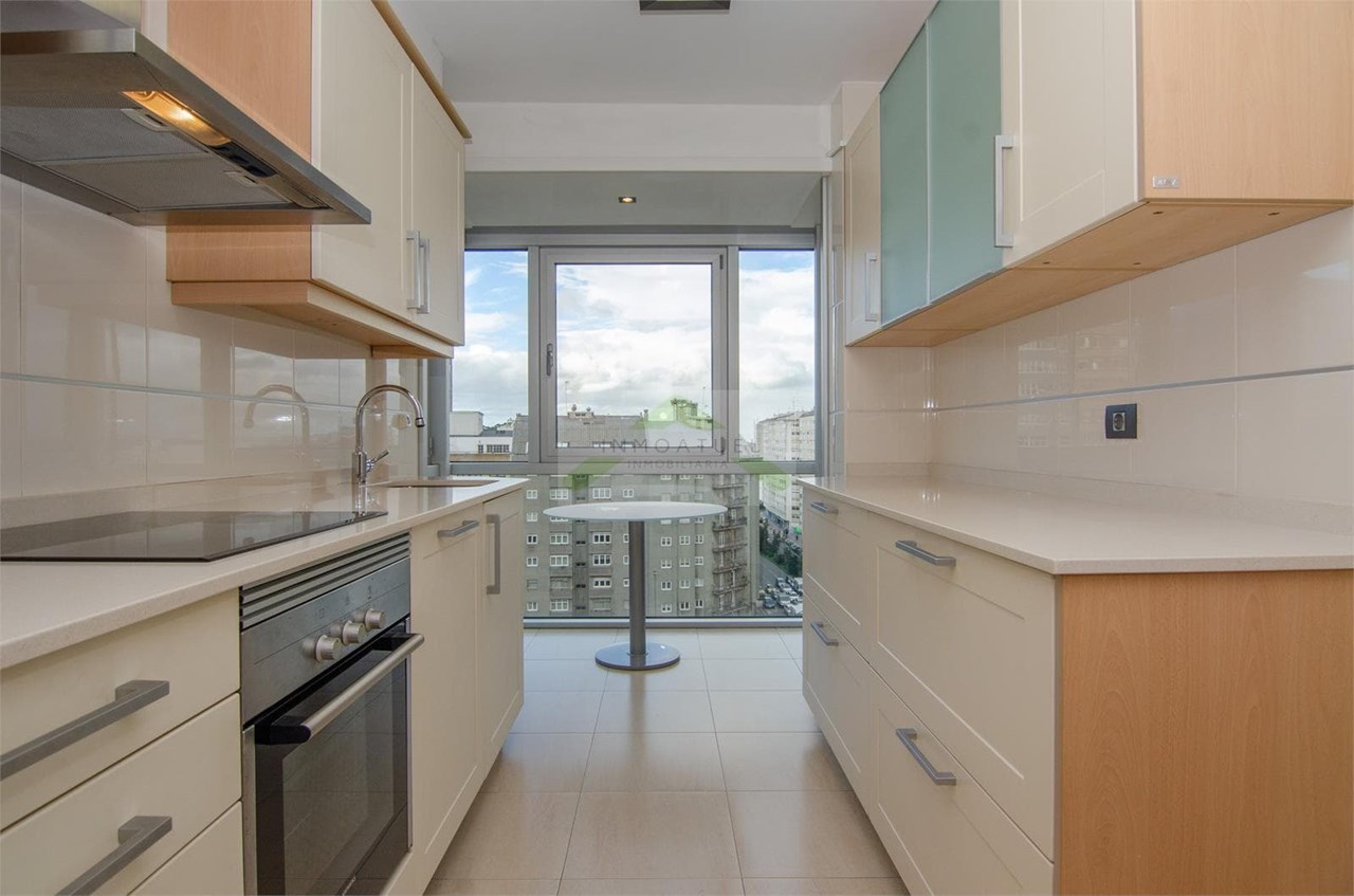 Foto 2 OPORTUNIDAD.- Parque de Vioño.- Piso exterior y luminoso de 79m2 con garaje y trastero.-  