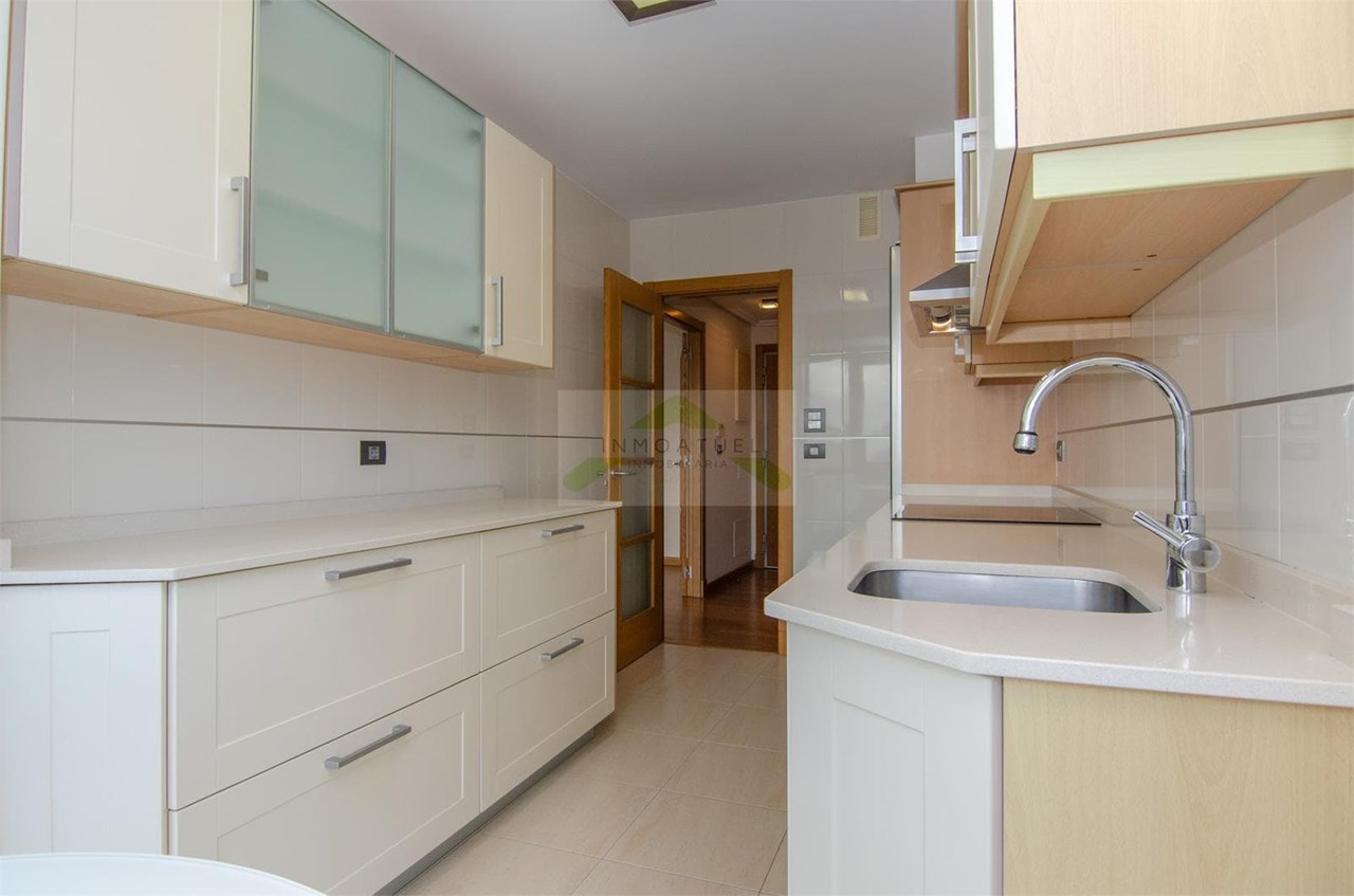 Foto 4 OPORTUNIDAD.- Parque de Vioño.- Piso exterior y luminoso de 79m2 con garaje y trastero.-  