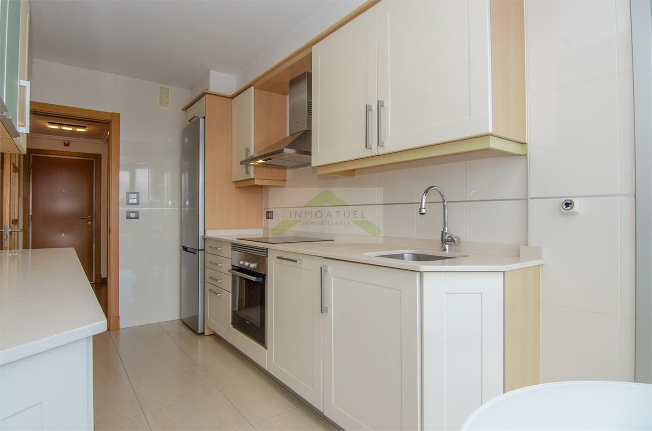 Foto 5 OPORTUNIDAD.- Parque de Vioño.- Piso exterior y luminoso de 79m2 con garaje y trastero.-  