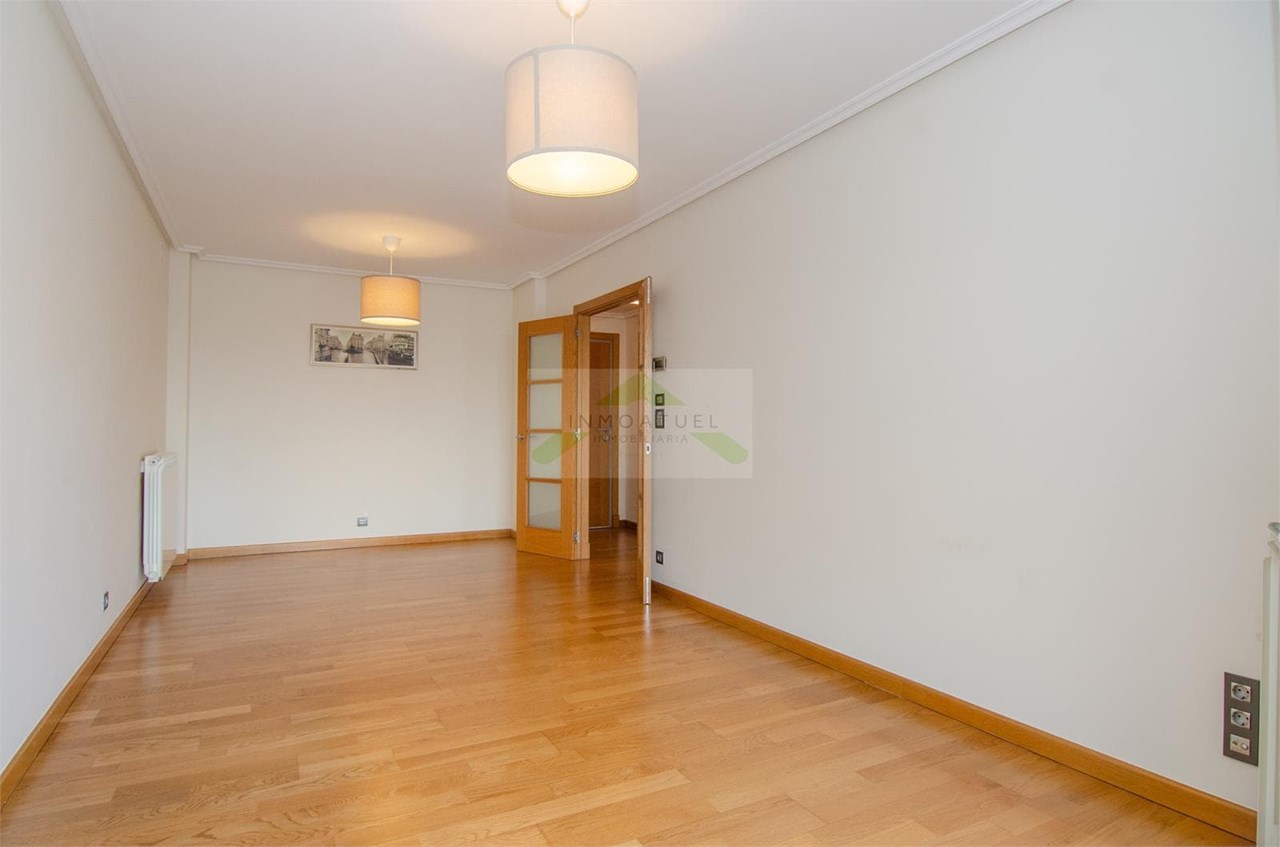 Foto 9 OPORTUNIDAD.- Parque de Vioño.- Piso exterior y luminoso de 79m2 con garaje y trastero.-  