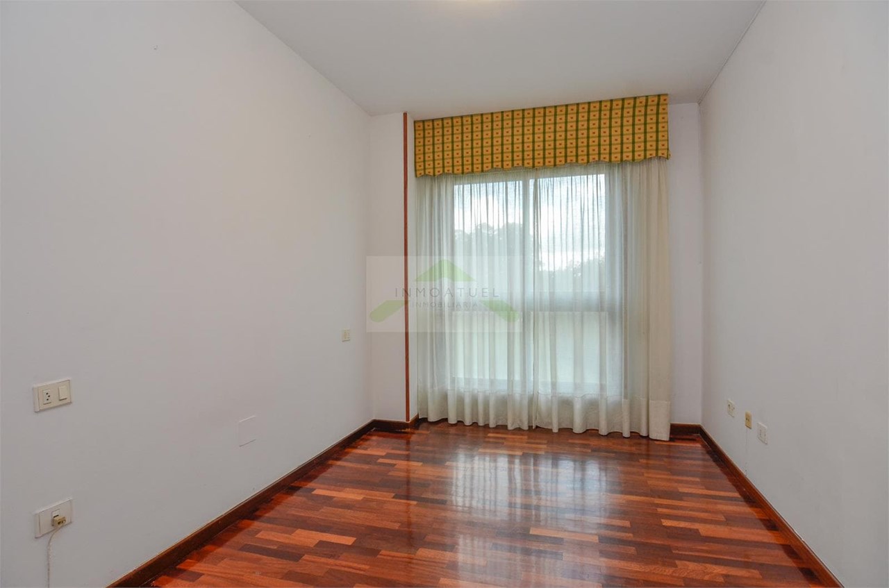 Foto 10 ¡Oportunidad! Piso muy soleado de tres dormitorios, 2 baños y patio. Zona Vilaboa (Culleredo).- 