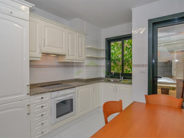 ¡Oportunidad! Piso muy soleado de tres dormitorios, 2 baños y patio. Zona Vilaboa (Culleredo).- 