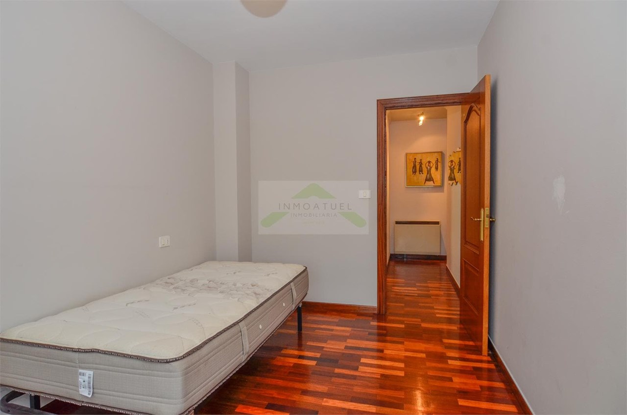 Foto 20 ¡Oportunidad! Piso muy soleado de tres dormitorios, 2 baños y patio. Zona Vilaboa (Culleredo).- 