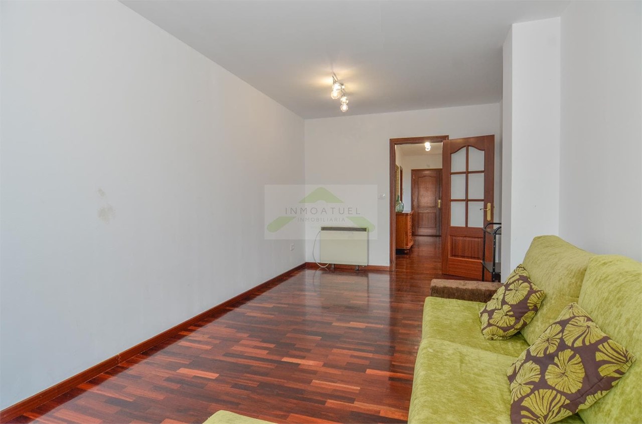 Foto 8 ¡Oportunidad! Piso muy soleado de tres dormitorios, 2 baños y patio. Zona Vilaboa (Culleredo).- 