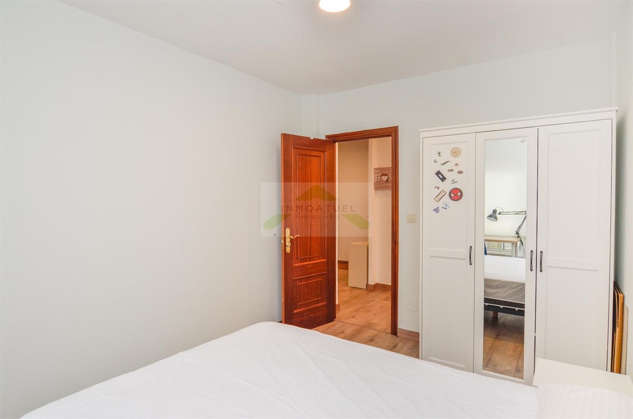 Foto 13 Piso 93 m² construidos con cuatro dormitorios ubicado en la zona del Ventorrillo .- 