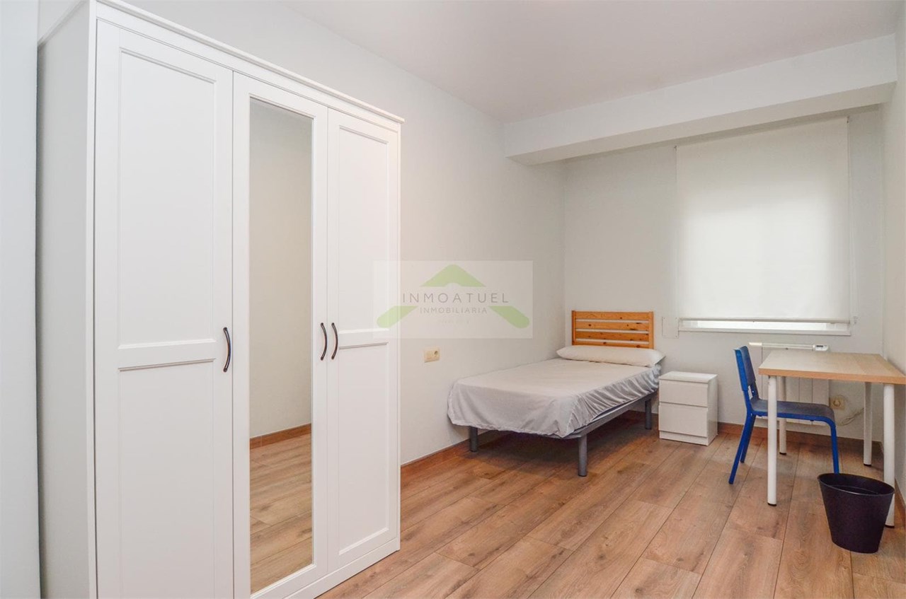 Foto 15 Piso 93 m² construidos con cuatro dormitorios ubicado en la zona del Ventorrillo .- 