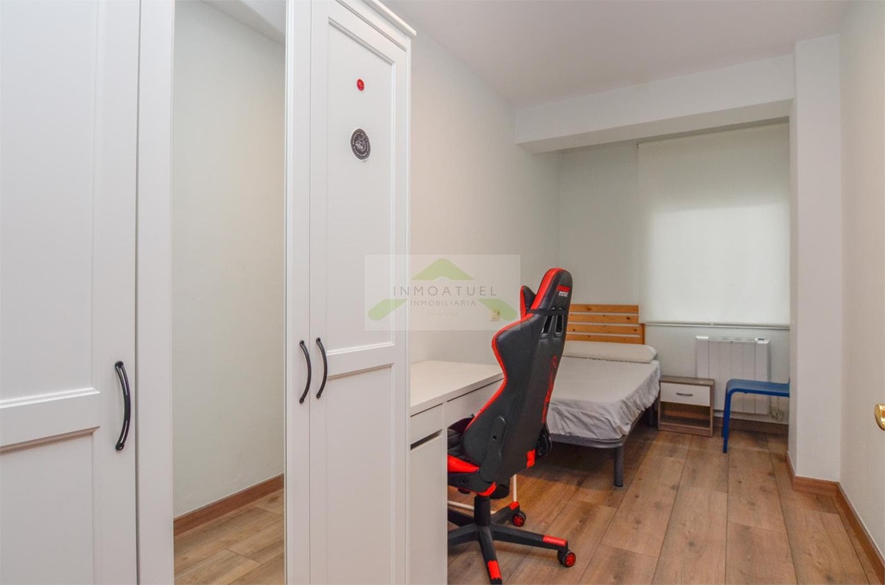 Foto 17 Piso 93 m² construidos con cuatro dormitorios ubicado en la zona del Ventorrillo .- 