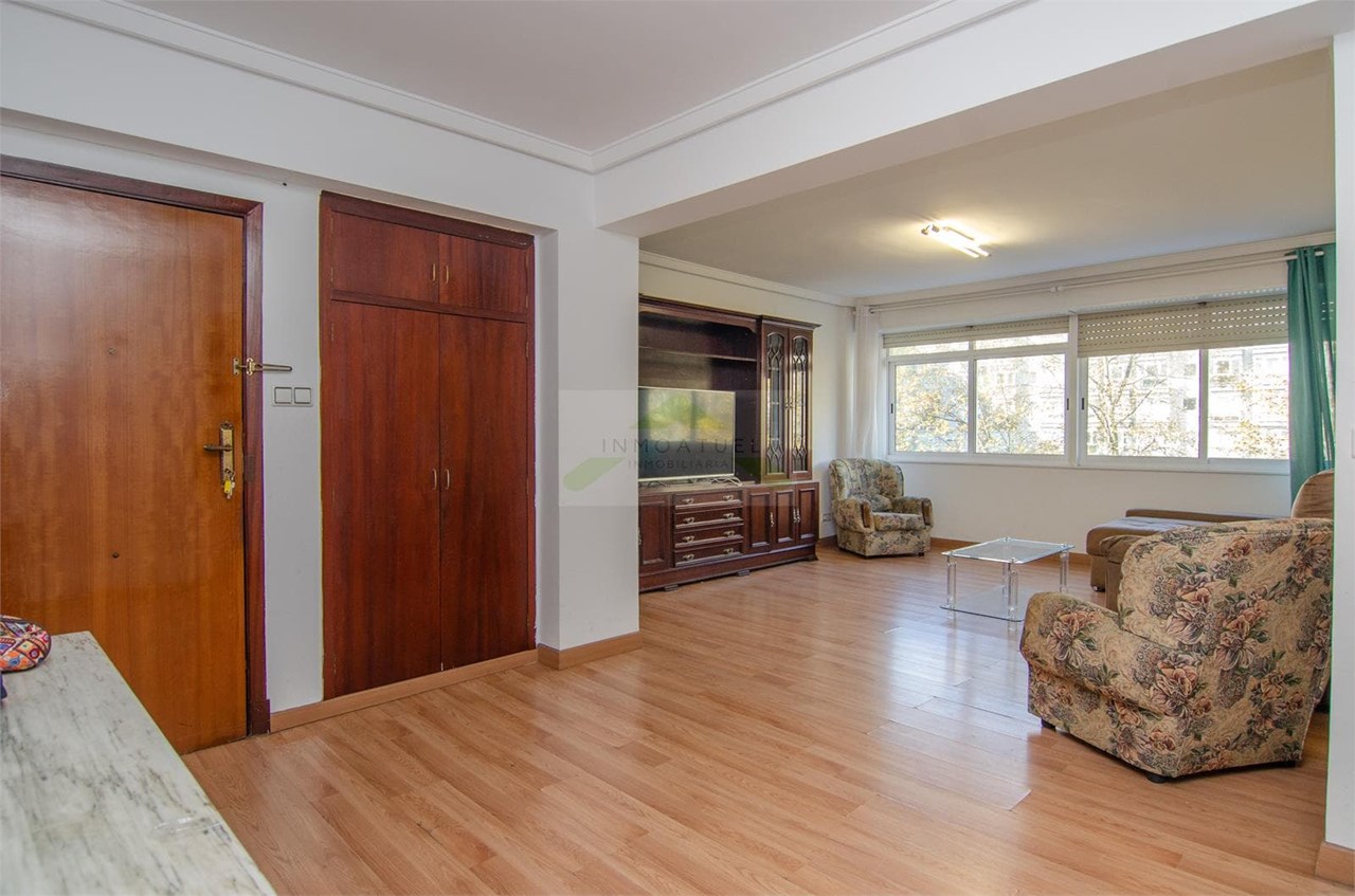 Foto 1 Piso de 123m2 útiles sobre Avenida Arteixo (frente a Vioño).- 