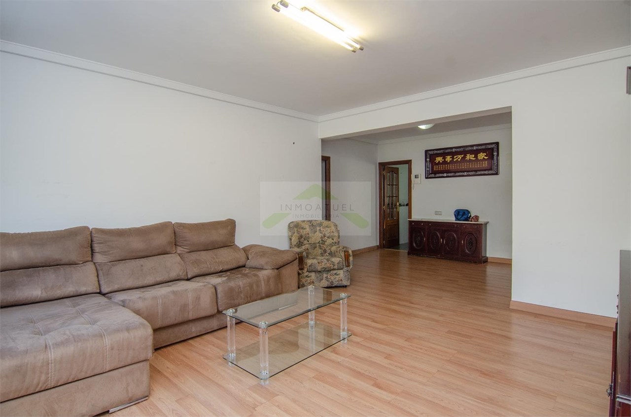 Foto 3 Piso de 123m2 útiles sobre Avenida Arteixo (frente a Vioño).- 