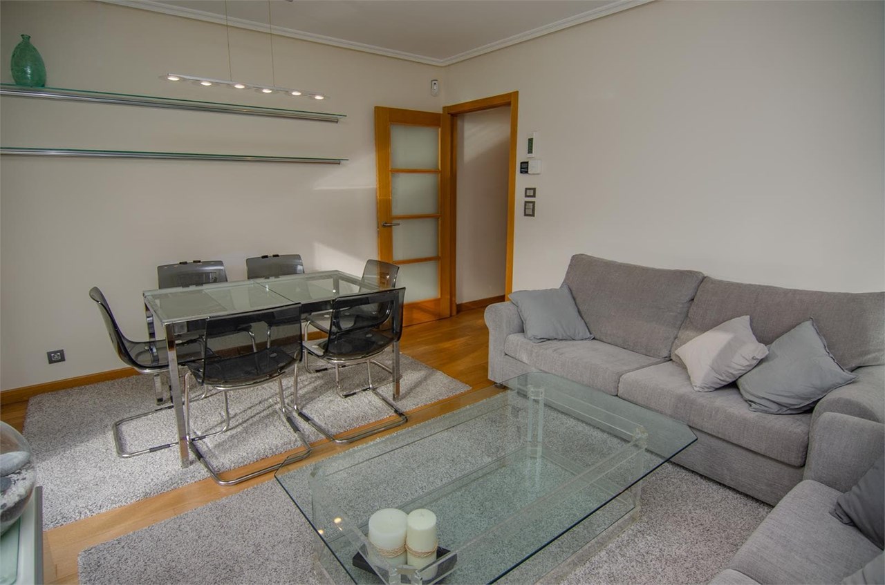 Foto 3 Piso de 84m2 exterior con balcón, zona Parque de Vioño.- 