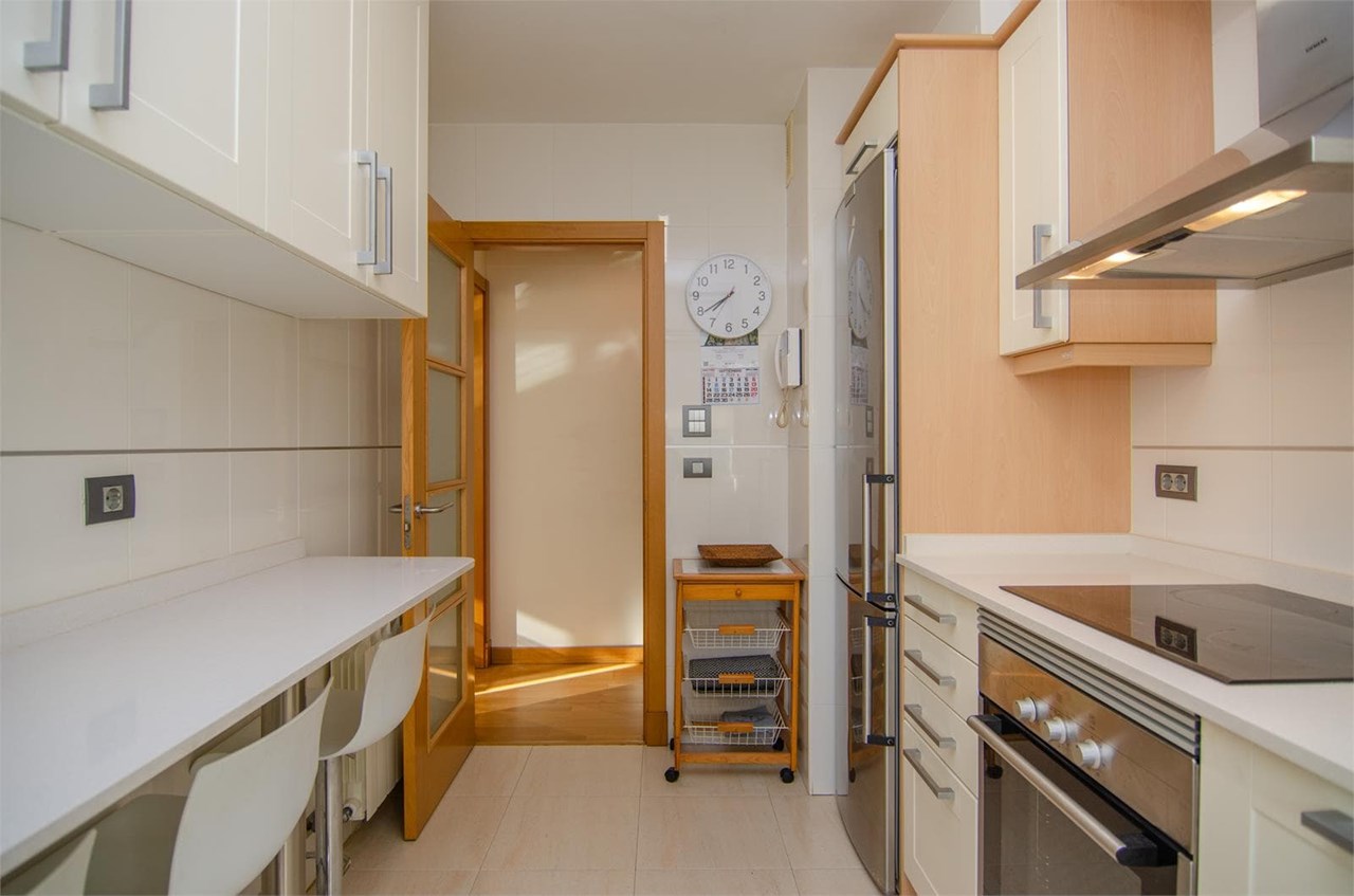 Foto 10 Piso de 84m2 exterior con balcón, zona Parque de Vioño.-