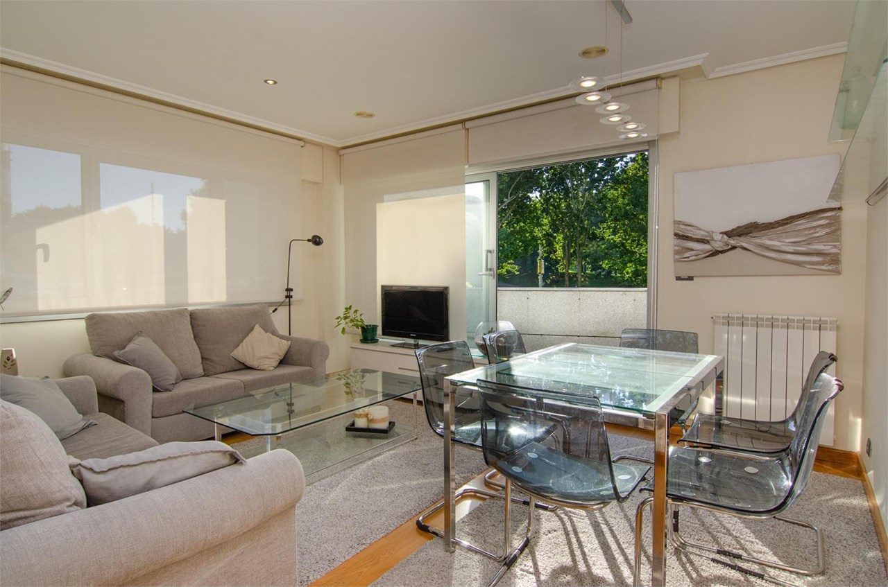 Foto 1 Piso de 84m2 exterior con balcón, zona Parque de Vioño.-
