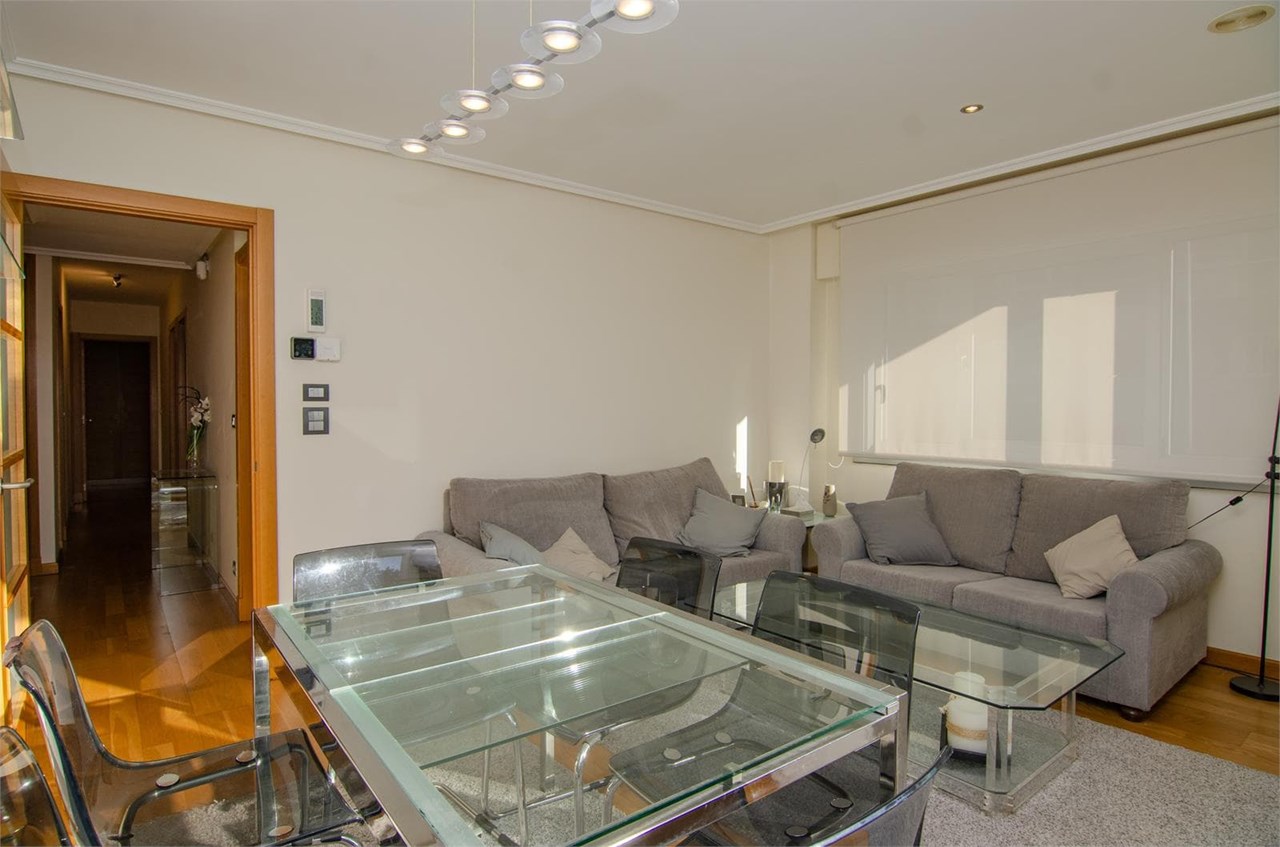 Foto 2 Piso de 84m2 exterior con balcón, zona Parque de Vioño.-