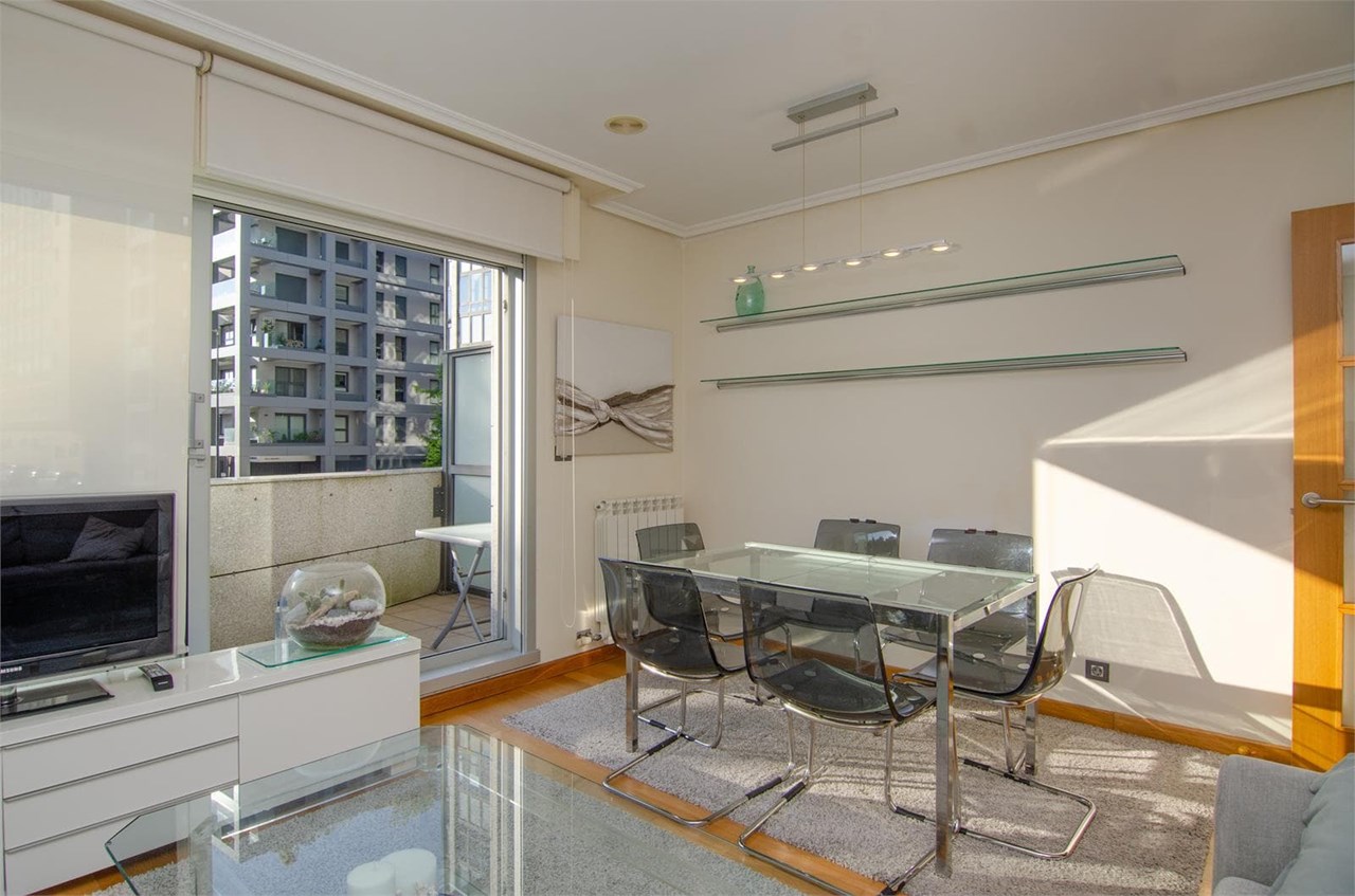Foto 4 Piso de 84m2 exterior con balcón, zona Parque de Vioño.-