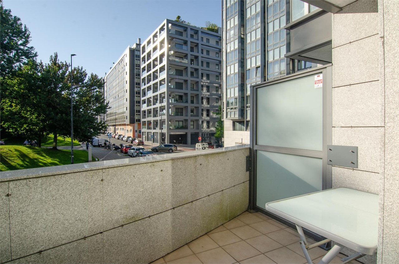 Foto 5 Piso de 84m2 exterior con balcón, zona Parque de Vioño.-