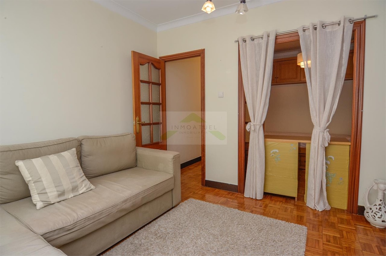 Foto 3 Piso exterior de 64m2 con ascensor, zona Los Mallos.- 