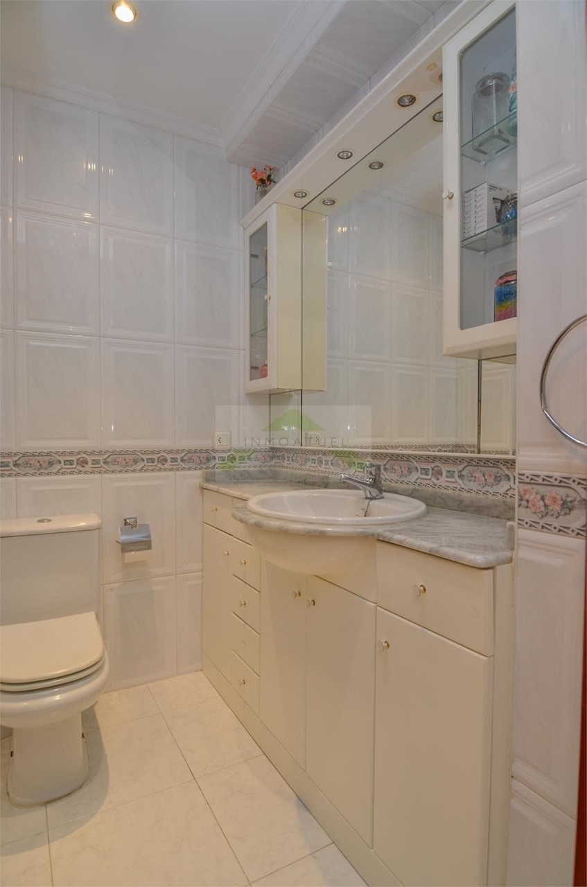 Foto 7 Piso exterior de 64m2 con ascensor, zona Los Mallos.- 