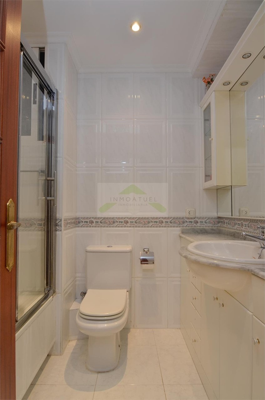 Foto 8 Piso exterior de 64m2 con ascensor, zona Los Mallos.- 