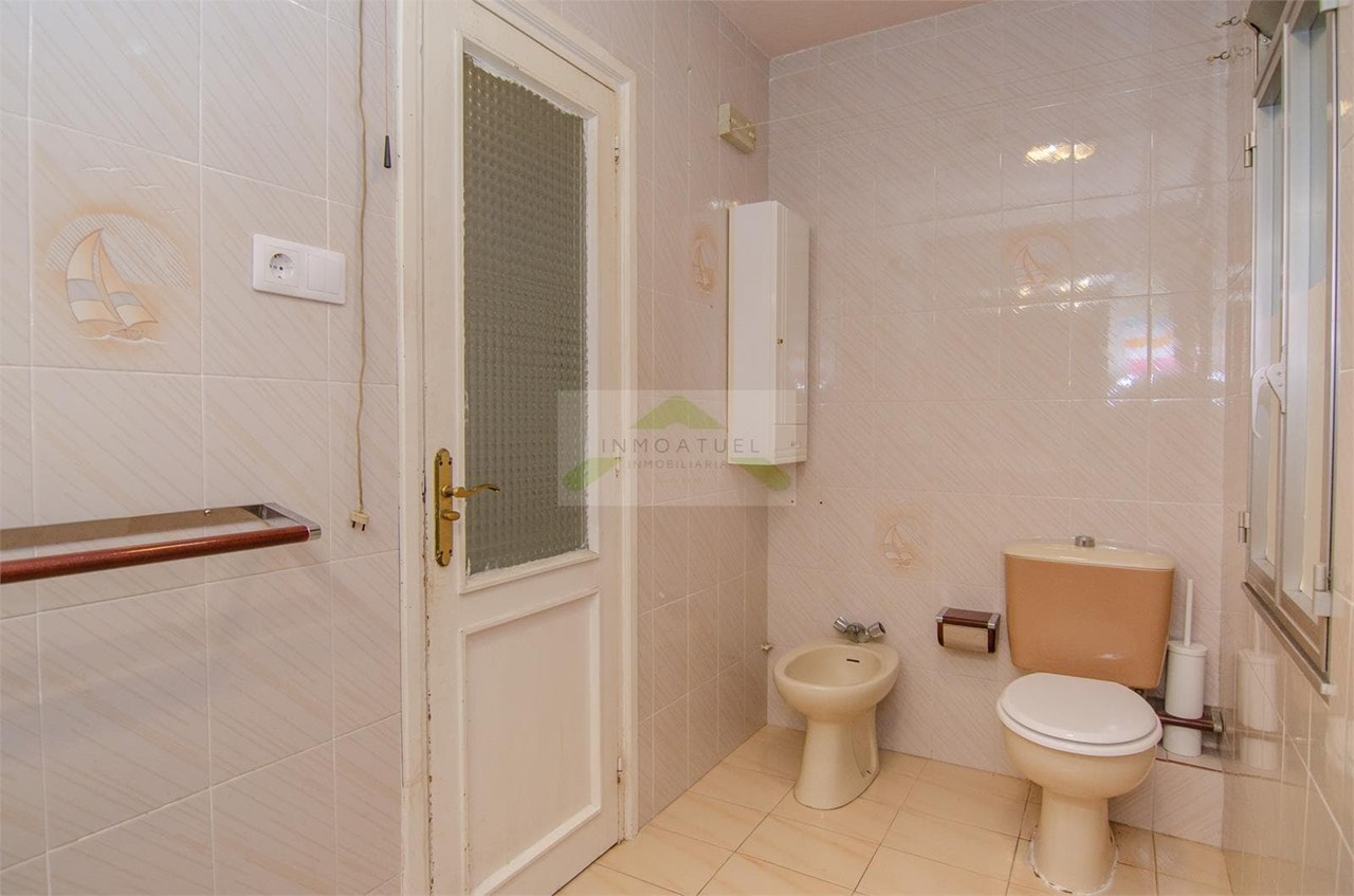 Foto 7 Piso exterior de 75m2, zona Mallos (a menos de 200 metros de la Estación de trenes - Intermodal).- 