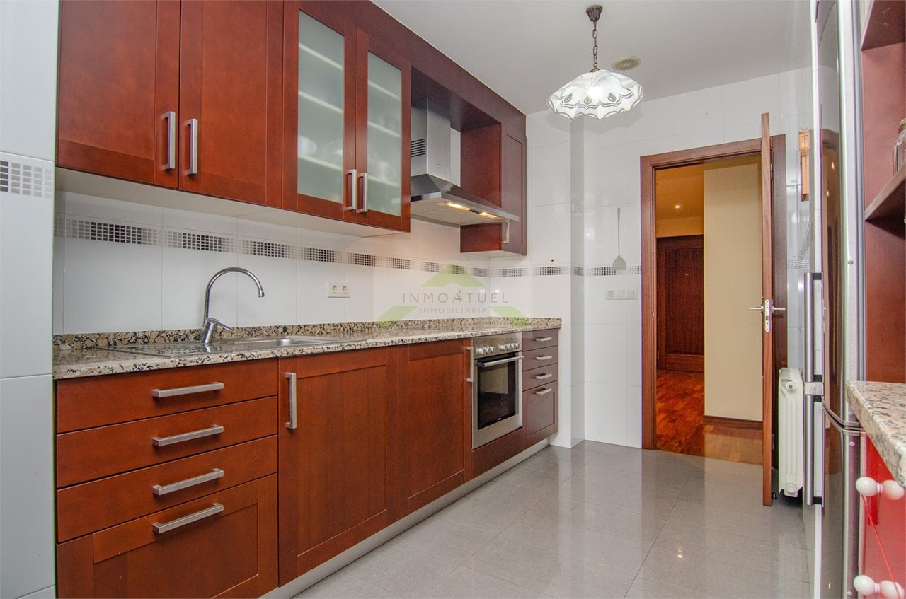 Foto 2 Piso exterior de 77m2 con vistas despejadas al Parque de Vioño.-