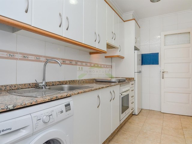 Piso luminoso de 85m2 con patio y sin amueblar, zona Mallos (Estación de trenes). - A Coruña