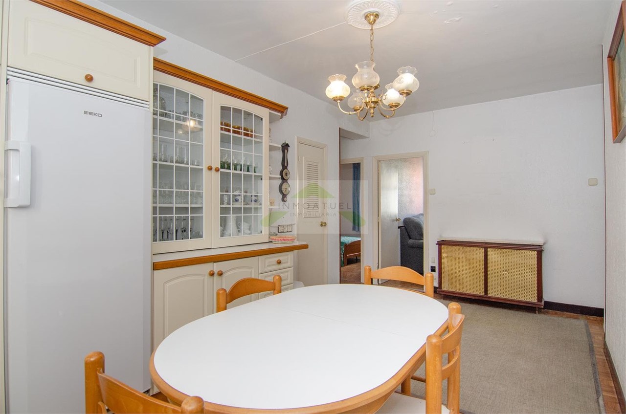 Foto 4 Piso muy luminoso de 95m2 con 5 dormitorios próximo a la intermodal y Parque de Vioño.-  