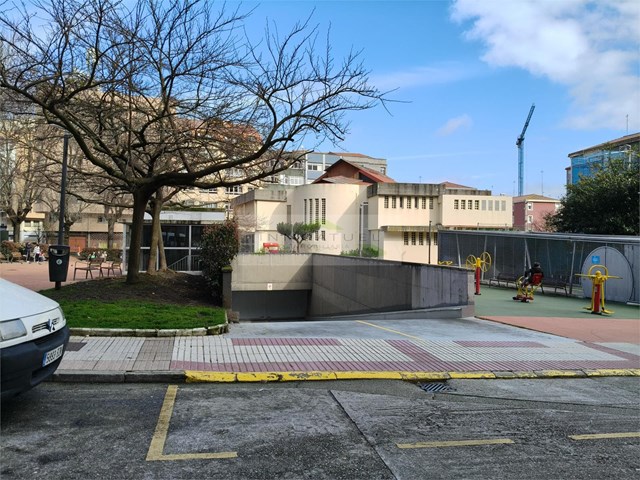 Plaza de garaje para coche grande a solo 100 metros de Avendia Arteixo y Ronda de Outeiro.-  - A Coruña
