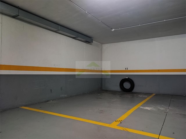 Plaza de garaje para coche grande, zona Mallos (Renfe) a 150 metros de Rda.Outeiro.-  - A Coruña