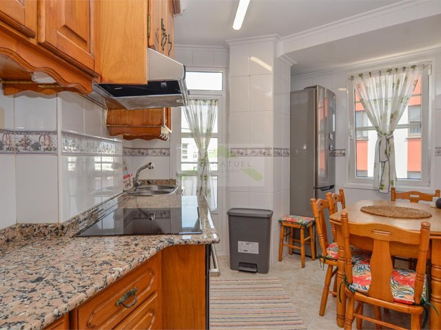 SOLO PARA ESTUDIANTES.- Piso completamente exterior de 70m2, zona Mallos.-  - A Coruña