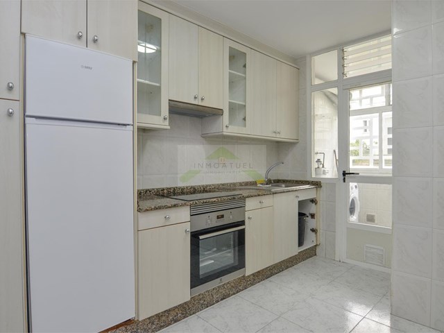 SOLO PARA ESTUDIANTES.- piso de 103m2 con cuatro dormitorios, zona Barrio de Las Flores. - A Coruña