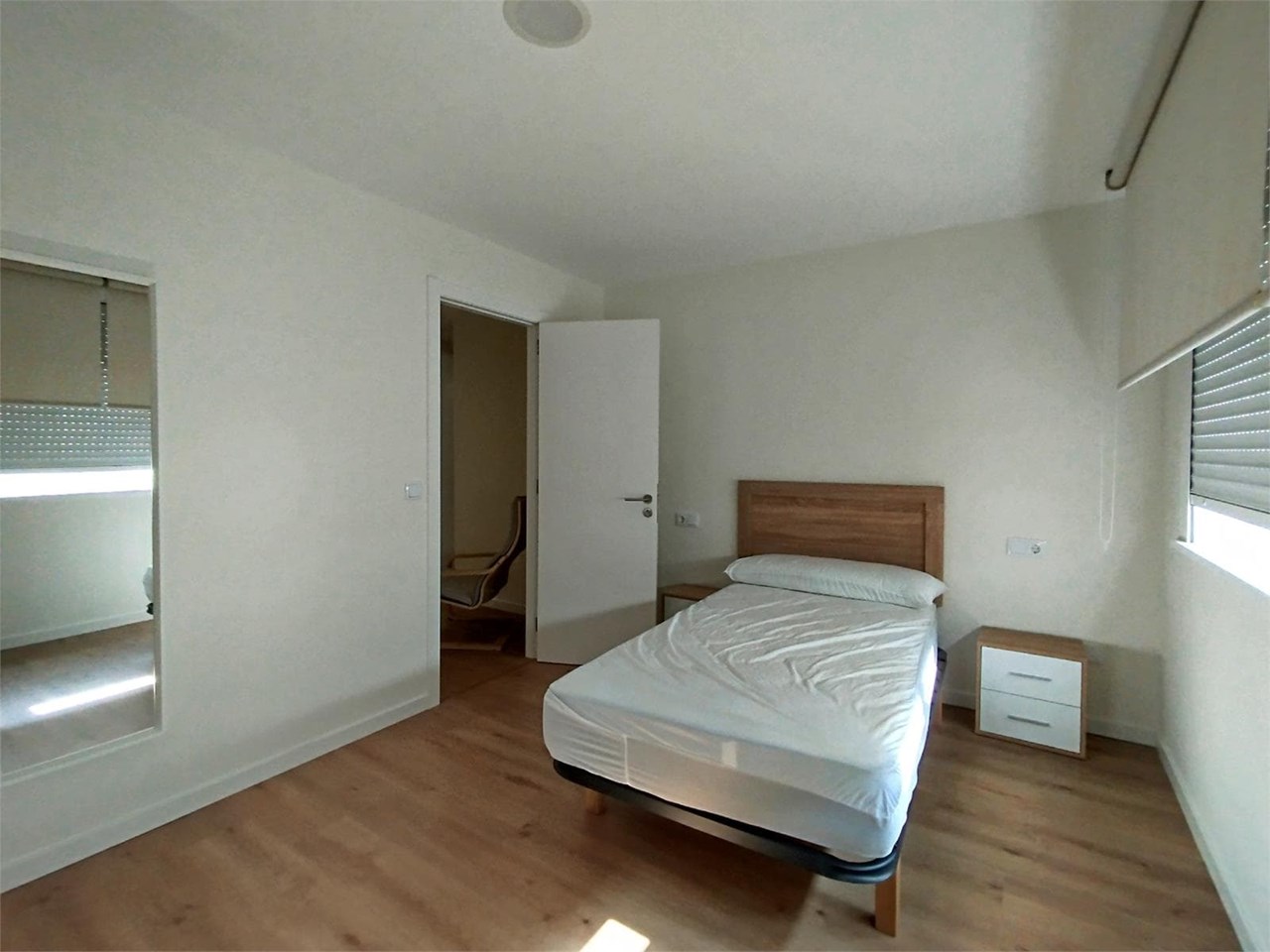 Foto 11 SOLO PARA ESTUDIANTES.- Piso de 121m2 y cuatro dormitorios.- Zona Ronda Outeiro.-  A Coruña.-