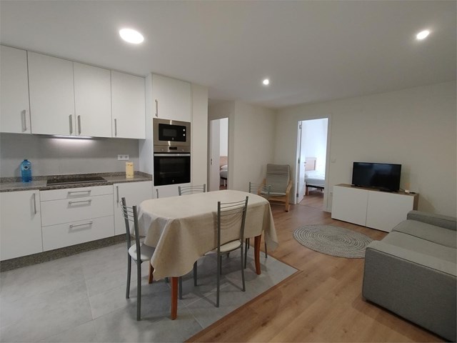 SOLO PARA ESTUDIANTES.- Piso de 121m2 y cuatro dormitorios.- Zona Ronda Outeiro.-  A Coruña.-