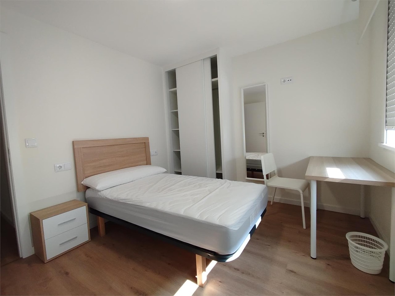 Foto 22 SOLO PARA ESTUDIANTES.- Piso de 121m2 y cuatro dormitorios.- Zona Ronda Outeiro.-  A Coruña.-