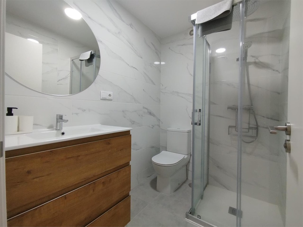 Foto 6 SOLO PARA ESTUDIANTES.- Piso de 121m2 y cuatro dormitorios.- Zona Ronda Outeiro.-  A Coruña.-
