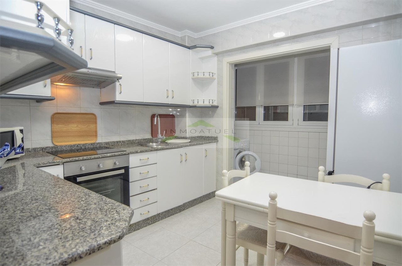 Foto 1 SOLO PARA ESTUDIANTES.- Piso de 74m2 útiles, zona Agra del Orzán / Conchiñas.- 