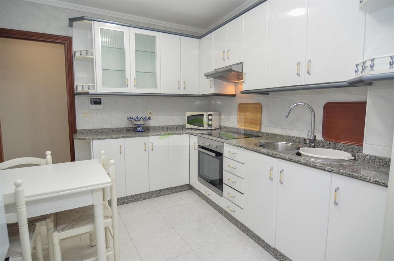 Foto 2 SOLO PARA ESTUDIANTES.- Piso de 74m2 útiles, zona Agra del Orzán / Conchiñas.- 