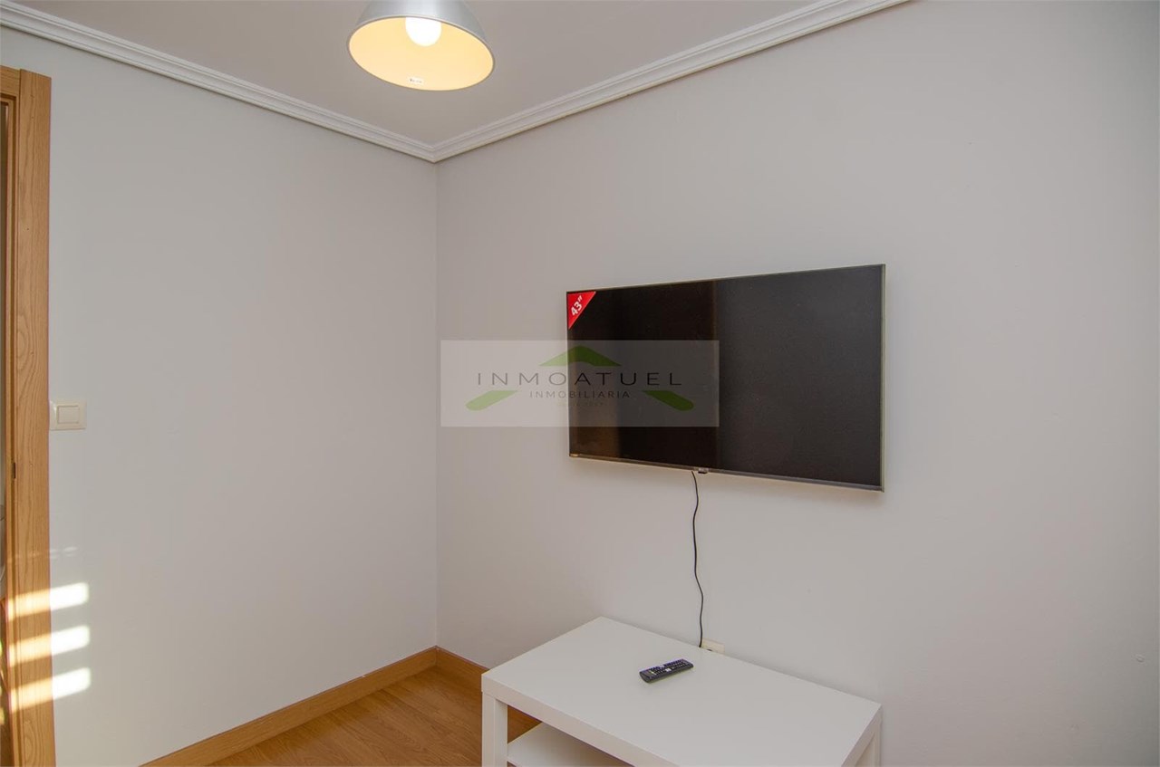 Foto 7 SOLO PARA ESTUDIANTES.- Piso muy soleado de 68m2 a solo 100 metros de Avenida Arteixo.-